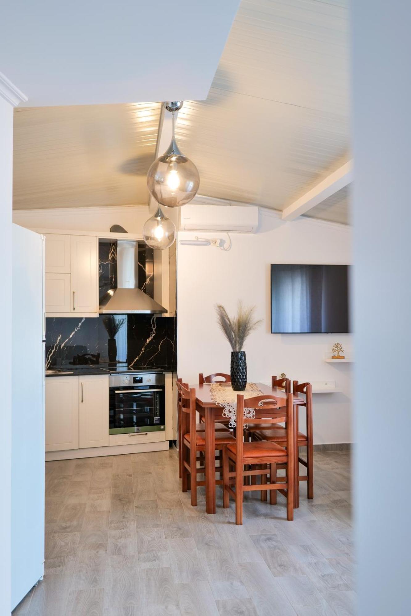 Coastal Dwell * Sarandë
